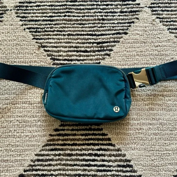 Lululemon Everywhere Belt Bag green jasper/gold in velour 1L - Picture 2 of 12